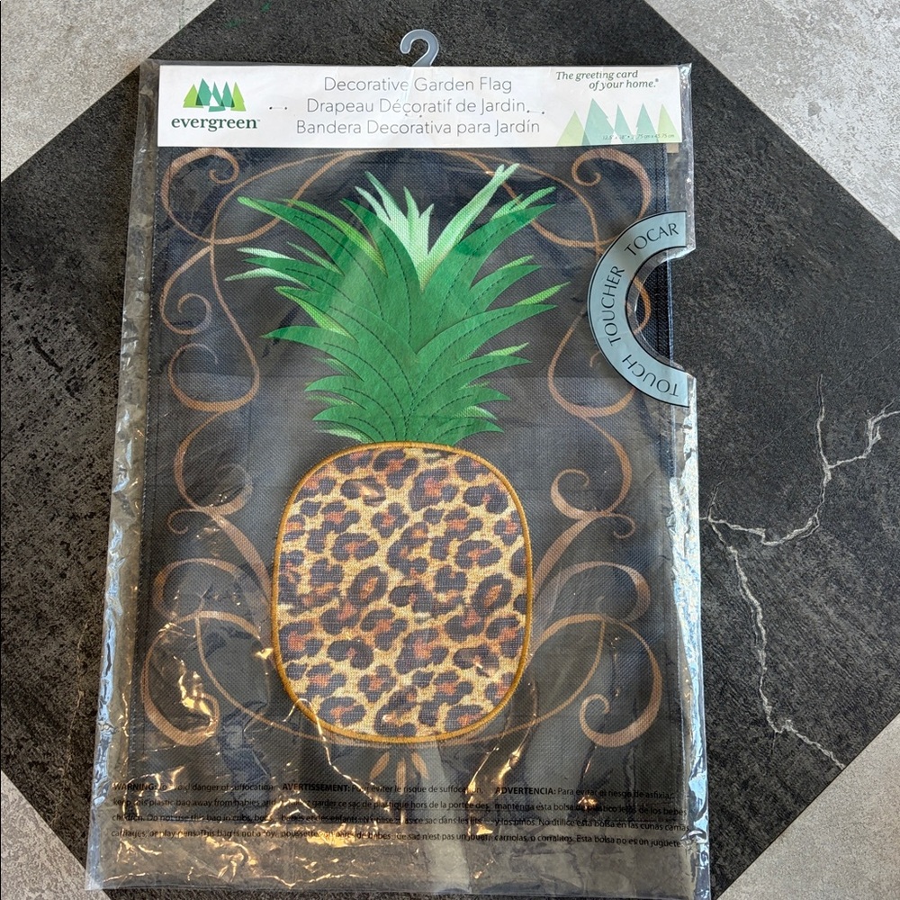 NWT - Evergreen appliqué Garden Flag - Animal Print Pineapple